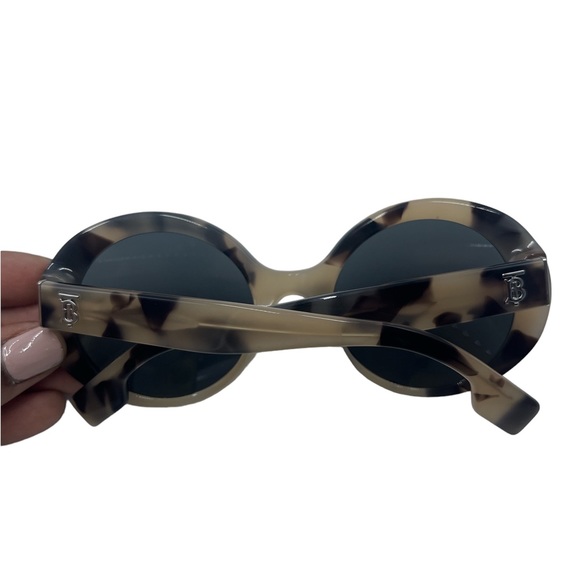 Burberry sunglasses - Picture 3 of 8
